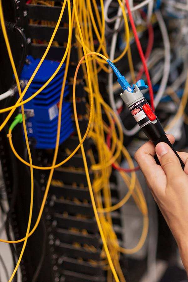 ingenieurmann-der-die-optische-faser-pruft